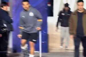 遭盖伊误伤！李可赛后拄拐离开球场，右脚穿戴脚踝固定支具