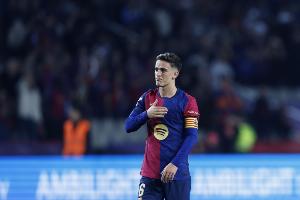 世体：巴萨本轮联赛佩戴黑纱比赛，以对加维去世的祖母表达悼念