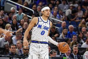 希望没事！布莱克强攻对抗撞到腰部 返回更衣室