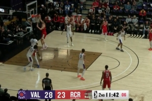 灵活跑位！杨瀚森借队友掩护绕到篮下接球单臂劈扣