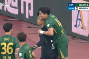 赵博扑点！刘浩帆拉倒阿齐兹送点，浙江门将赵博力拒点球