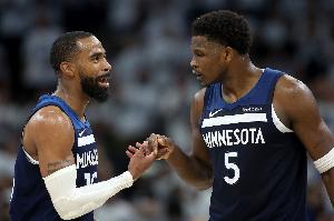 康利：我努力让爱德华兹专注 他有时比赛中就开始聊橄榄球或别的