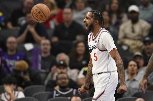 小卡好帮手！小琼斯上半场5投5中砍下12+3 正负值+12全队最高