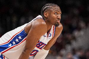 Shams：马克西遭遇右手无名指扭伤 将缺席接下来两场比赛