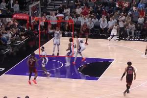 威少跃起摘下篮板已砍17+12+10！拿本季第5个&生涯第208个三双！