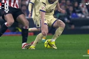 前裁判：奥尔莫被毕巴球员雷戈踩到脚踵，这应该是一张红牌