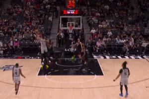 我休息好了！文班投完3分直接冲前场板 顶着防守强硬2+1独得8分