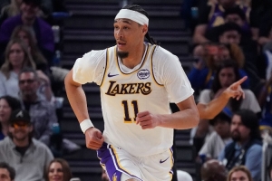 雷迪克：海斯本赛季进步很大 低位垂直防守他是队里做得最好的