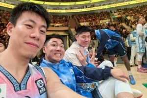 玩得开心！上海男篮球星张镇麟更博晒出全明星系列照：⭐x5