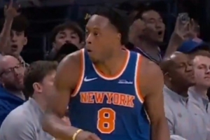 对手的肯定！东契奇单脚神奇压哨三分 防守的OG震惊后无奈苦笑