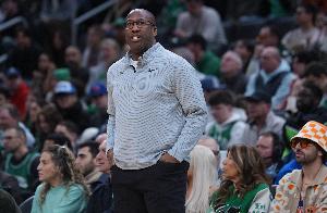 面包：湖人是支强队他们赢得了比赛 而我们做了很多自食其果的事