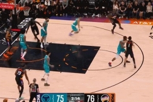 昨晚喝了二两？布克将球传到无人区 白白送出球权