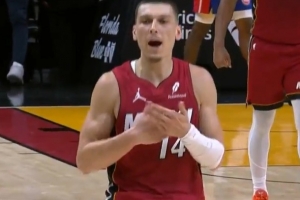 真横啊！希罗连续3记三分打得活塞仅剩1个暂停 第三节还有4分多钟