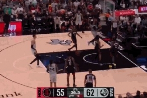 打得真棒！哈珀底线突破一步过掉芬尼-史密斯 左手单臂战斧！