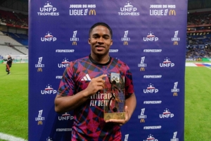 两场3球1助！对阵巴黎FC之前，恩德里克领取法甲1月最佳球员奖杯