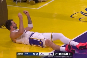 想造进攻犯规裁判没给！被撞翻在地的东契奇比出收钱手势