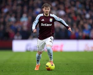 板凳坐穿！22岁埃利奥特身价跌剩2200万欧，外租维拉仅出场7次