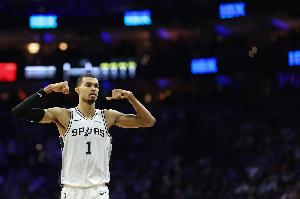 文班：对手想把比赛变成肉搏战 我还不是最强壮的 但我迟早会变强