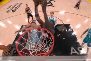 大哥不进我来！布克弧顶三分不中 马卢阿奇切入隔着格威双手补扣