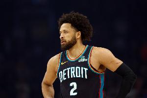 苦苦支撑！坎宁安半场12中7&三分5中4砍18分8助 次节揽13分5助