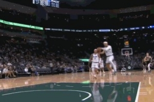 玩起来了！萨格斯面对空篮不贪功胯下助攻班凯罗扣篮得分