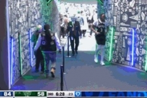 不打了？特纳进攻犯规被换下 直接走回更衣室