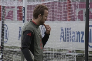 有望复出！凯恩现身拜仁训练直播，球员已经恢复团队训练