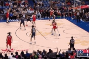 拿手好戏！特雷·杨外线接球不犹豫直接轰进加长三分