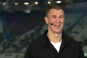 笑嘻了！足总杯抽签嘉宾乔哈特亲手为曼城抽到利物浦后直呼：耶！