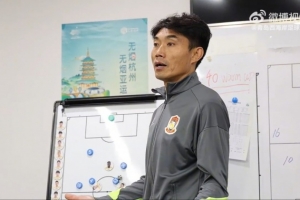 郑智中场喊话：中场附近你们踢得太客气了，要有侵略性上去