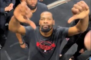 宠粉！杜兰特大笑与马刺粉丝互倒竖大拇指打闹 最后还送出签名