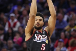 外线不准！格莱姆斯13中6&三分8中2 得到全队最高的17分