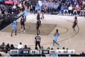 一飞冲天！吕佩尔冲击内线暴扣得手 砍下20分创生涯新高