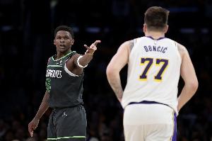 东契奇VS爱德华兹生涯战绩：常规赛东契奇8-6占上风 季后赛5-5