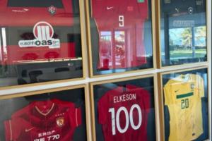 已退役近1年！36岁国足归化艾克森晒自己的国足、广州、海港球衣