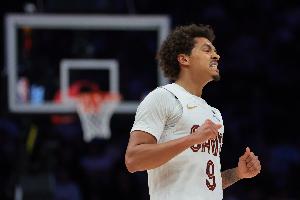 漫不经心！克雷格·波特底线发球送给对手 达伦·特里三分惩戒