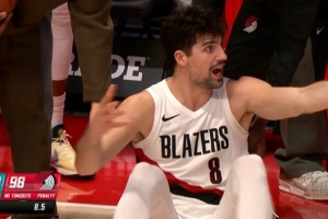 致命！开拓者关键时刻发球失误 白白交出球权