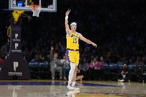 雷迪克：这是里夫斯首次单场多次打3+1 我和哈登也有过这种表现