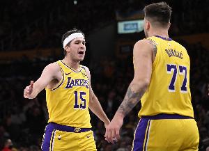 湖三疯！第三节湖人39-23净胜森林狼16分 里夫斯&东契奇合砍30分