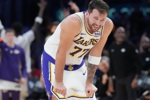 场外因素干扰？东契奇半场15中5拿到12+5+6 零罚球&不跟裁判交流