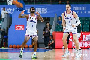 双外援真猛啊！大卫·詹姆斯&哈姆雷特半场合计20中12轰下35分