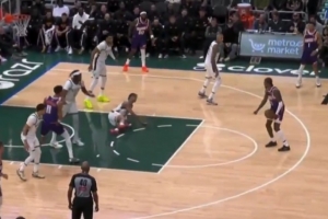 脚踝终结者都来了！杰伦·格林突破回拉晃倒吉昂 从容中投命中！