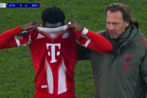 世界杯危！？阿方索无对抗情况下受伤，下场时掩面落泪！