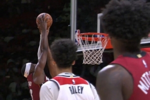 你俩硬是把比赛打出看点！阿德巴约反击再想隔扣萨尔 被后者帽了