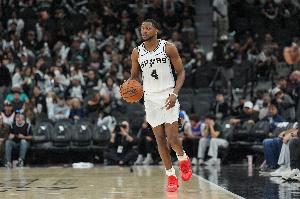 游刃有余！福克斯半场7中6高效砍下13分3板4助