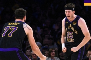 合砍62+18+19！湖人赢球海报：封面为东契奇和里夫斯怒吼瞬间