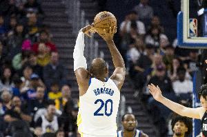 分毫不差！霍福德弧顶接球迎着扑防命中首节压哨三分