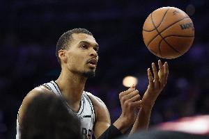 大打对攻！第三节马刺8记三分轰下39分 绿军32分