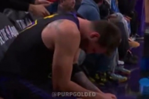 受场外因素影响大？东契奇开局6中1 坐在板凳席眼神空洞异常沮丧