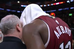 迈阿密狂欢夜！热火众队友身后洒水“突袭”阿德巴约为其庆祝！